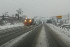 Pe drumurile nationale si pe A1 se circula, dar in conditii de iarna