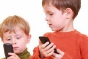 Dependenta de telefon poate ruina copilaria