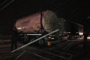 Accident între Stejeriş şi Dumbrava. Cabina unui TIR a rămas suspendată pe un pod - FOTO