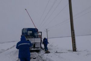 Peste 900 de consumatori din Prahova, fără curent electric. Vezi localităţile afectate de avarii