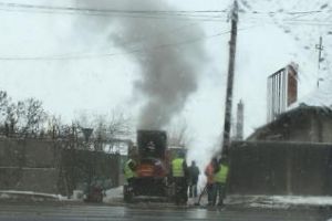 Asfaltare pe zăpadă, pe strada Traian Vuia - FOTO