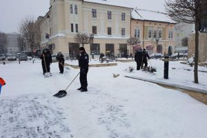 FOTO: Poliţiştii locali din Alba Iulia deszăpezesc trotuarele din oraş