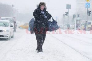 Doljul sub nămeţi: Zboruri anulate şi drumuri închise