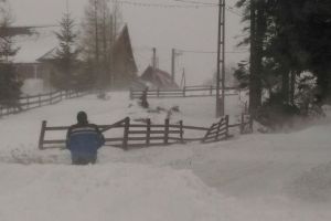 Piatra Fântânele: Drumuri comunale blocate. Zăpada măsoară chiar şi 1,5 m (FOTO)