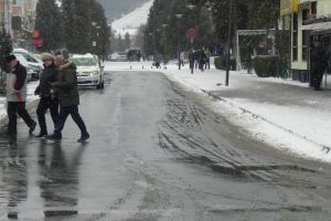 FOTO: Edilii Cugirului, mobilizaţi pentru gestionarea circulaţiei în urma căderilor de zăpadă. Administraţia dispune de utilaje şi materiale antiderapante suficiente