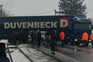 ACCIDENT cu două TIR-URI şi un AUTOTURISM. DN7 este BLOCAT