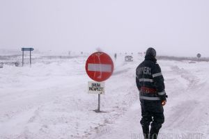 România sub zăpadă: Două autostrăzi şi 17 drumuri naţionale închise