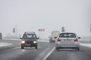 Drumul aflat la iesire din Timisoara, care initial nu a fost curatat de zapada; nu se cunostea proprietarul