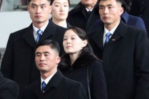 De ce toate COTARLELE Occidentului LATRĂ la Trump şi se GUDURĂ pe lângă Kim