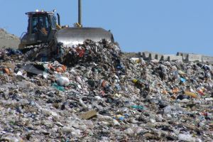 PROIECT: Depozitarea ilegală a deşeurilor să fie sancţionată cu amenzi triplate şi confiscarea maşinilor de transport