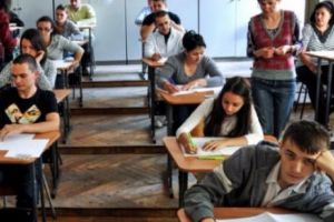 ȘOCANT! Doi elevi, surprinşi făcându-şi SEX ORAL în toaleta şcolii