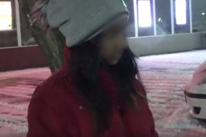 O fetiţă fără adăpost, care risca să îngheţe pe stradă, a fost salvată de jandarmii arădeni