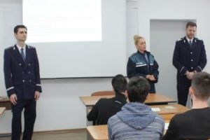 Violenţa şcolară, un fenomen îngrijorător. Poliţiştii ilfoveni, la sfat cu elevii din Voluntari