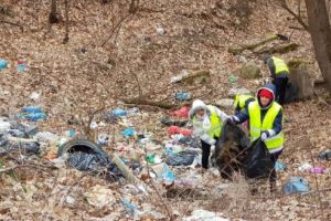 Hunedoara turistică, la luptă cu nesimţirea. Pe drumul dintre Hunedoara şi Mănăstirea Prislop au apărut alţi metri cubi de deşeuri