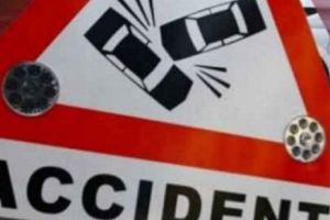 ACCIDENT în Bucureşti. O maşină AVARIATĂ GRAV după ce a DERAPAT