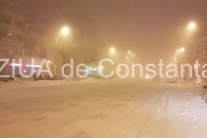 Bulevardele si strazile din municipiul Constanta, acoperite cu zapada. Ninge in continuare. Ce recomanda autoritatile (galerie foto)