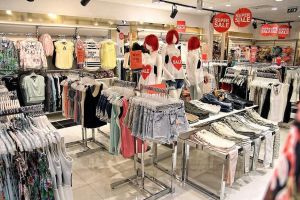 Începe Mega Lichidarea de Stoc la Sibiu. Haine de la trei lei bucata