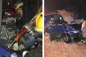 MORENI: Șoferul unui microbuz, prins între fiarele maşinii, după cionirea cu un autobuz