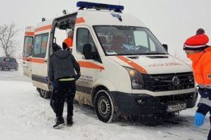 Judeţul CONSTANȚA paralizat de VISCOL şi NINSORI. Drumuri inchise. AMBULANȚĂ cu DOI COPII BLOCATĂ ÎN NĂMEȚI  