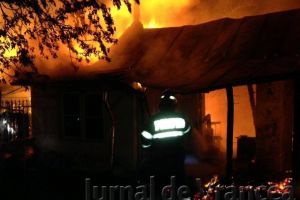 Noapte de foc pentru pompierii vrânceni. O casă din Bîrseşti şi una din Popeşti, cuprinse de flăcări