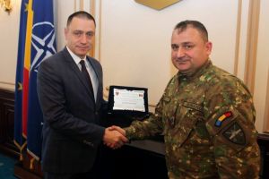Liga Militarilor Profesionisti a acordat o placheta ministrului Apararii. Ce mentiune speciala este trecuta pentru Mihai Fifor