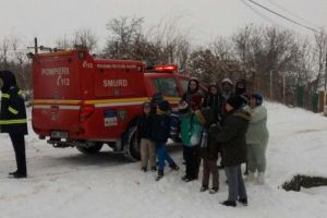 FOTO Copii din Veseud duşi la şcoală cu autospeciala pompierilor