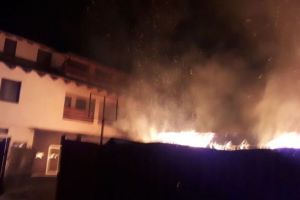 FOTO – Case mistuite de flăcări la Avrig. A ars şi o maşină