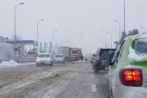 FOTO: Trafic îngreunat pe strada Alexandru Ioan Cuza din Alba Iulia, zona OMV. Un TIR defect, rămas în sensul giratoriu