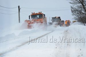 ULTIMA ORĂ: 10 maşini blocate în nămeţi între Sihlea şi Obrejiţa