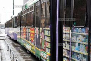 Hoata din buzunare prinsa de politisti dupa ce a furat un telefon mobil