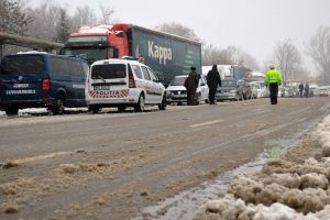 România sub nămeţi – Drumuri şi porturi închise, trenuri anulate şi curse aeriene întârziate