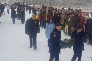 FOTO/ VIDEO: Martiriul lui Horea, Cloşca şi Crişan, comemorat prin depuneri de coroane şi ceremonial religios la Obelisc şi pe Dealul Furcilor din Alba Iulia