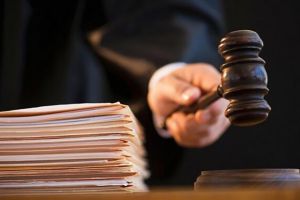 A condus beat, fără permis şi a ultragiat cinci poliţişti, dar a scăpat de închisoare