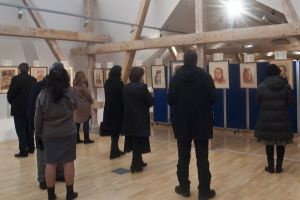 „Chipuri ale sfinţeniei”, expoziţie de grafică la Muzeul de Istorie Suceava