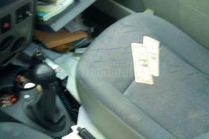 Taxiuri din Suceava, sparte de hoţi care forţează portierele Daciilor Logan