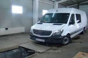 Mercedes Sprinter căutat de autorităţile italiene, depistat în PTF Siret