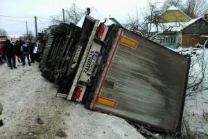 TIR rasturnat, la Maneciu