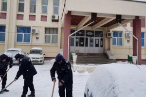 Pompierii au deszapezit zonele de acces la spitalele din Ploiesti