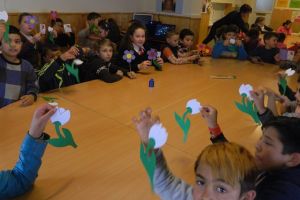 FOTO. Cei 50 de copii de la centrele de zi din Războieni şi Silivaş află cât de importantă este prietenia