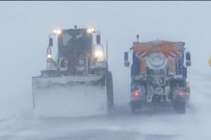 Un JUDEȚ ÎNTREG, sub NĂMEȚI. Drumurile sunt BLOCATE de TROIENE care au DOI METRI