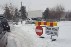 4 autoturisme cu 7 persoane dintre care 3 copii au ramas blocati pe drum din cauza zapezii