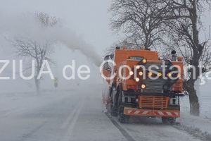 Utilajele de deszapezire ale DRDP Constanta intervin pentru deblocarea drumurilor afectate de ninsoare si viscol. Unde au actionat drumarii