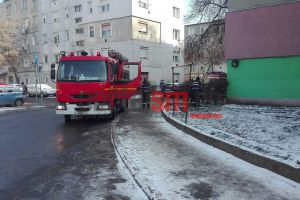 FOTO. Panică în Micro 14! Incendiu la etajul 4 al unui bloc