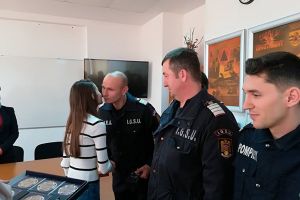 Vanesa, fetiţa salvată de pompieri de sub tramvai, şi-a cunoscut astăzi salvatorii