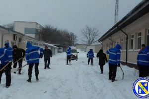 Jandarmii Gruparii Mobile Tomis Constanta au ajutat la deszapezire la sediul Serviciului de Ambulanta Judetean Constanta (galerie foto)