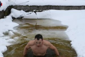 Imagini de senzaţie, cu un sucevean care prinde păstrăv cu mâna,  scufundându-se printre ...