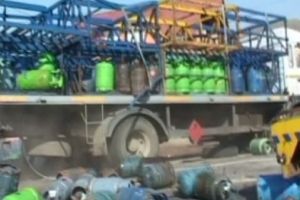 Pericol de explozie. Camion plin cu butelii, răsturnat pe o şosea din Satu Mare