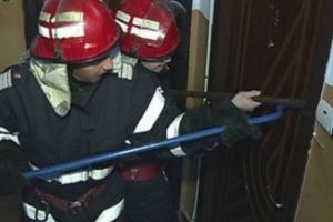 Descoperire macabra intr-un apartament din Campina. Batran, gasit mort in casa, de pompierii veniti sa deblocheze usa