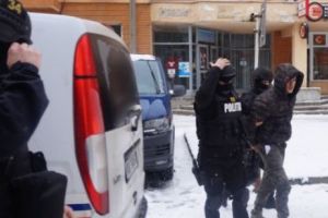 Operaţiunea ”Hydra” în plină desfăşurare. Traficanţii de droguri din două judeţe, prinşi cu sute de doze