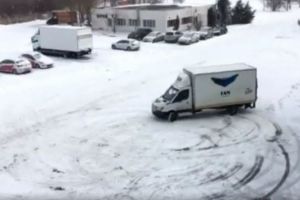 VIDEO Şofer de la Fan Courier surprins făcând derapaje controlate pe zăpadă cu camioneta firmei. „Vă întrebaţi unde sunt coletele voastre?“  Citeste mai mult: adev.ro/p4uwqb